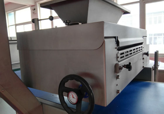 kopen Commerciële broodproductieapparatuur voor de productie van verschillende vormen van croissants met rollmechanisme online vervaardiging