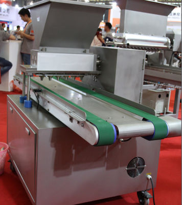 kopen 300 - 600 Trays/Hr-de Machine Servomotor van de Cakedepositeur met Deltaplc Touch screen online vervaardiging