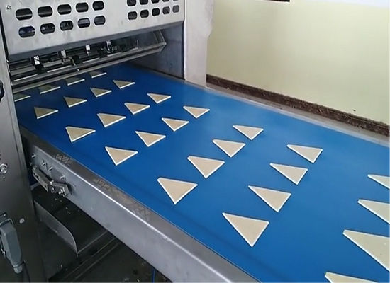 kopen Halfautomatische/volledig automatische Croissantproductielijn van 3000-11000pcs/h-Capaciteit voor het Maken van 20g-120g-Croissants online vervaardiging