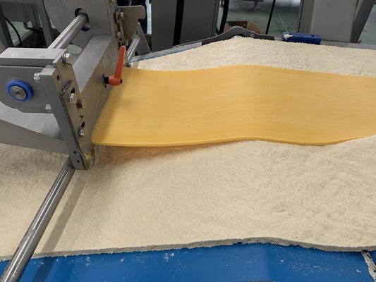 kopen 600-1200 kg/h capaciteit Puff gebak productielijn van semi-automatische / volledig automatische voor gevulde of lege gebak online vervaardiging